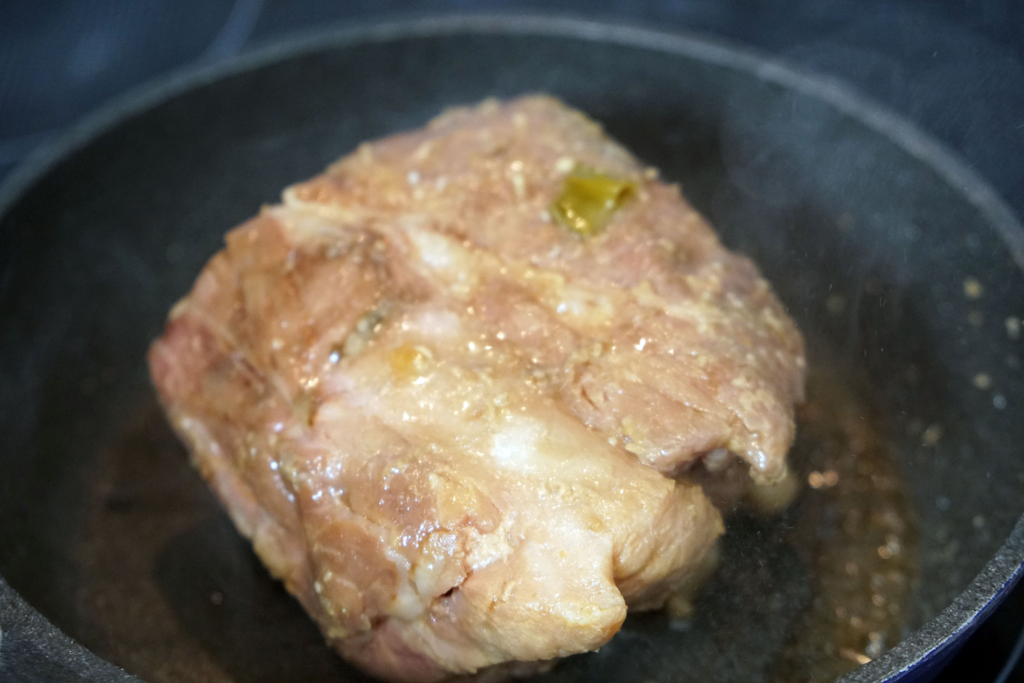 塊肉の表面を焼きます