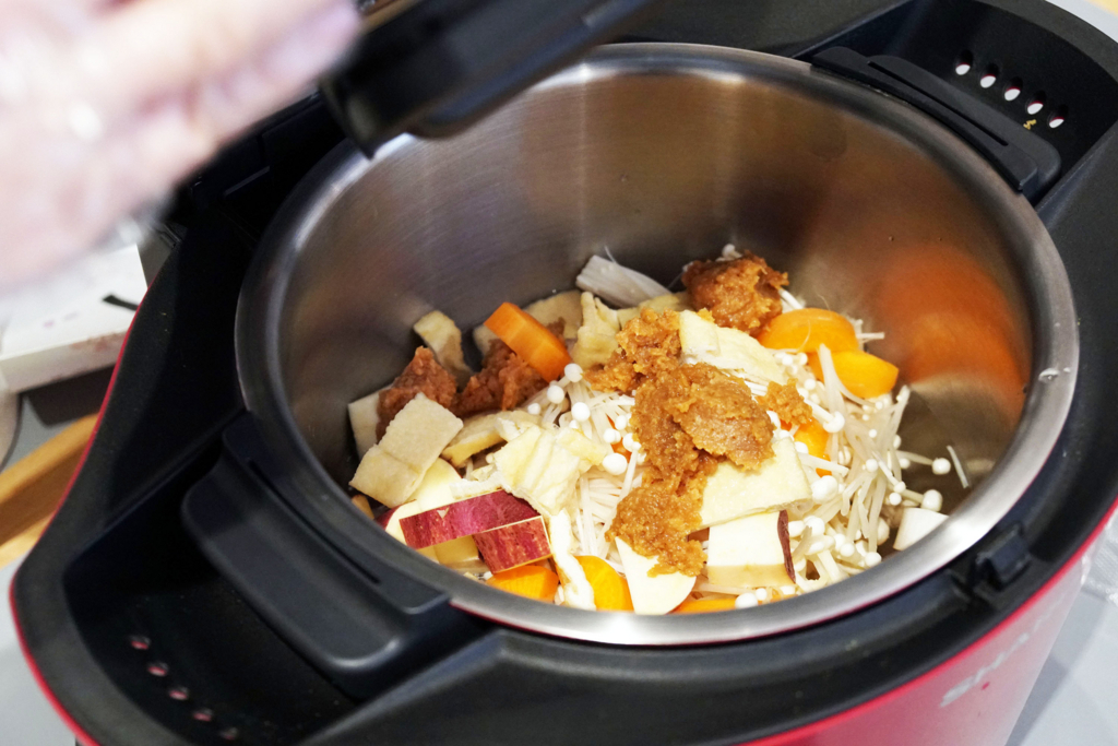 ホットクックで味噌汁を作る：食材投入