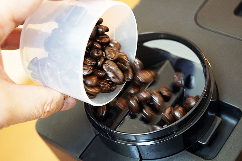 ツインバードコーヒーメーカー：豆を投入します