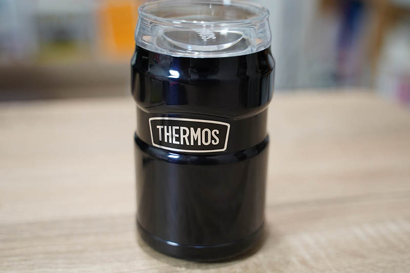クールに350ml缶をキープできる：サーモス アウトドアシリーズ 保冷缶ホルダー デイブ