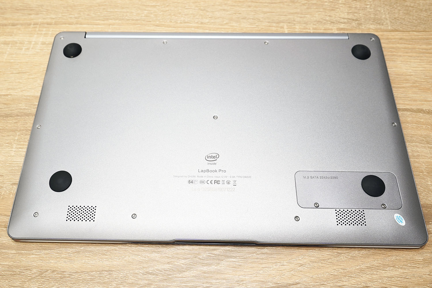 CHUWI LapBook Pro 14.1 底面