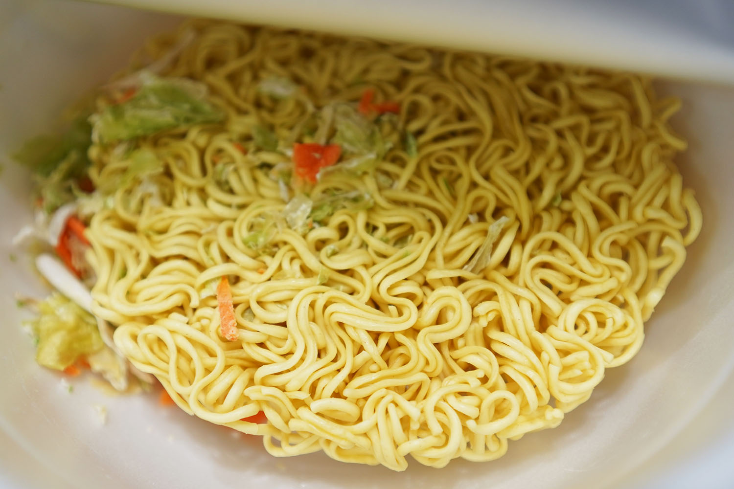 ペヤングソースラーメン 麺アップ