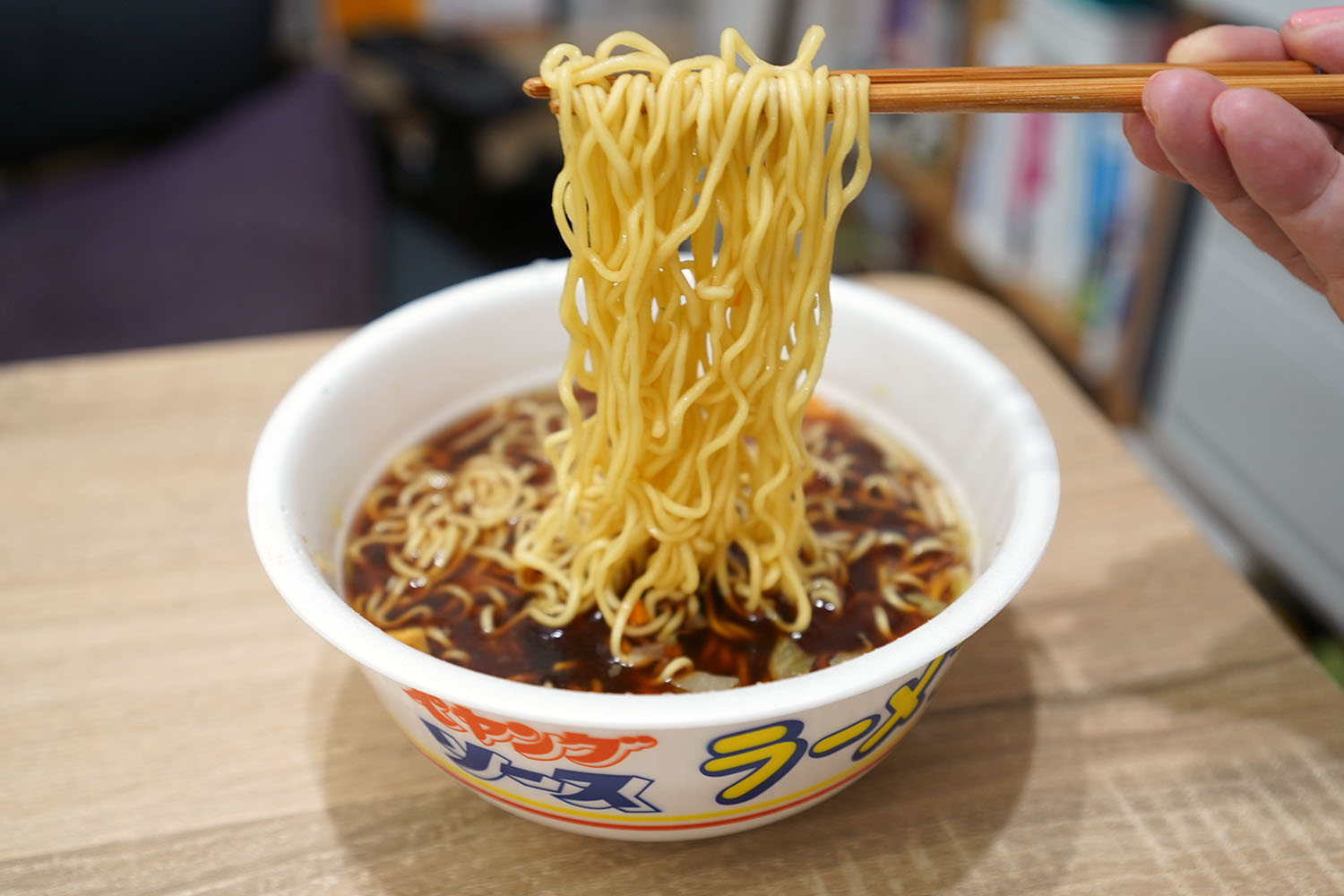 ペヤングソースラーメン 箸上げ