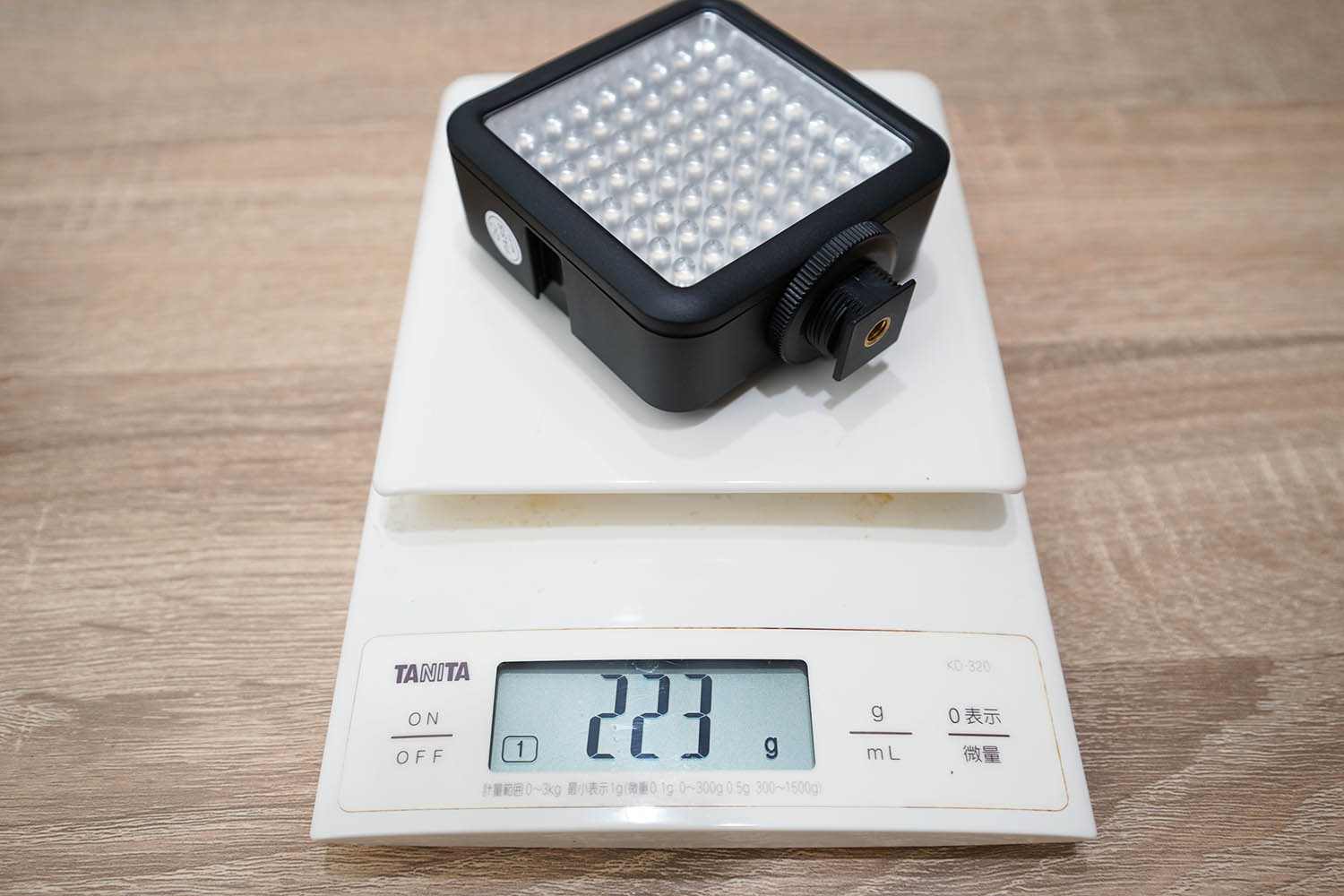 Godox Video Light 64の重さは電池込で223g