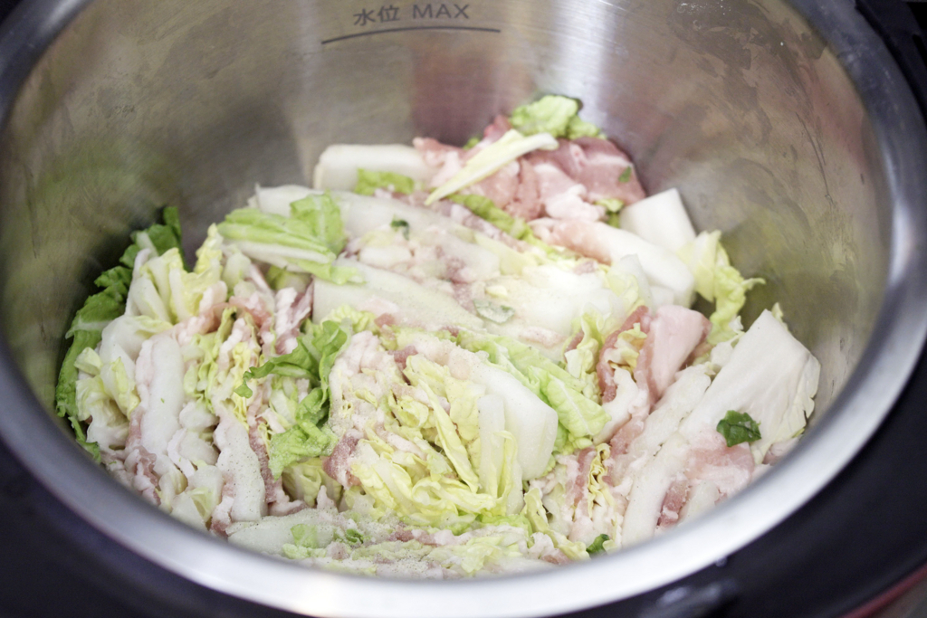 白菜と豚肉の重ね煮の調理風景