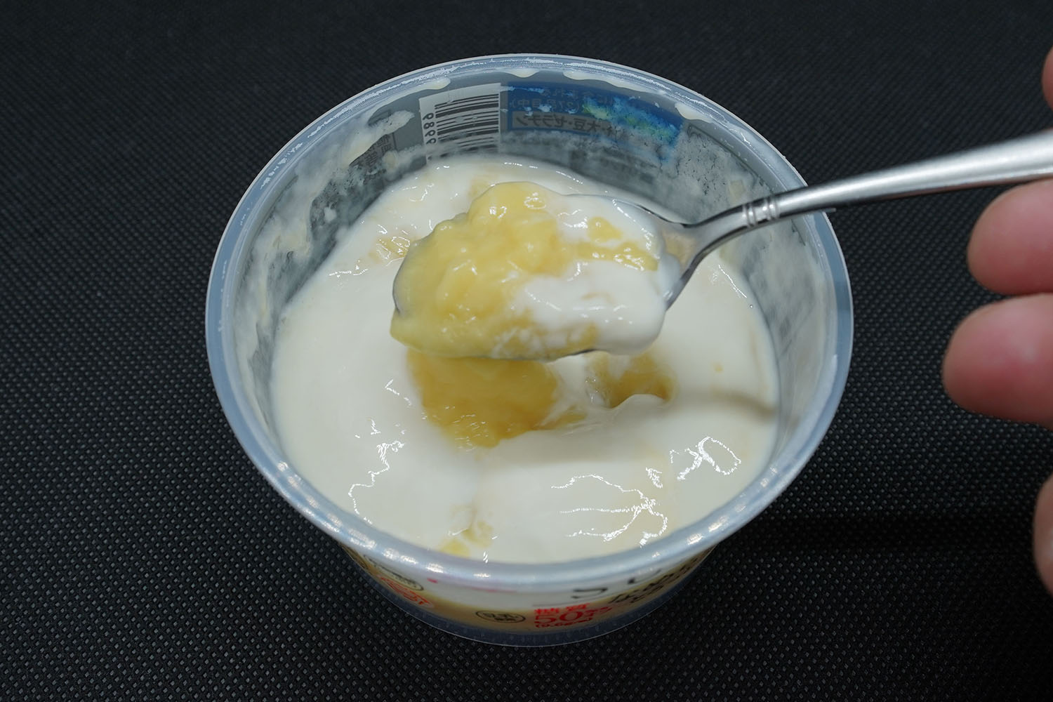 SUNAO なめらかプリン とろっとクリームのせ 試食シーン