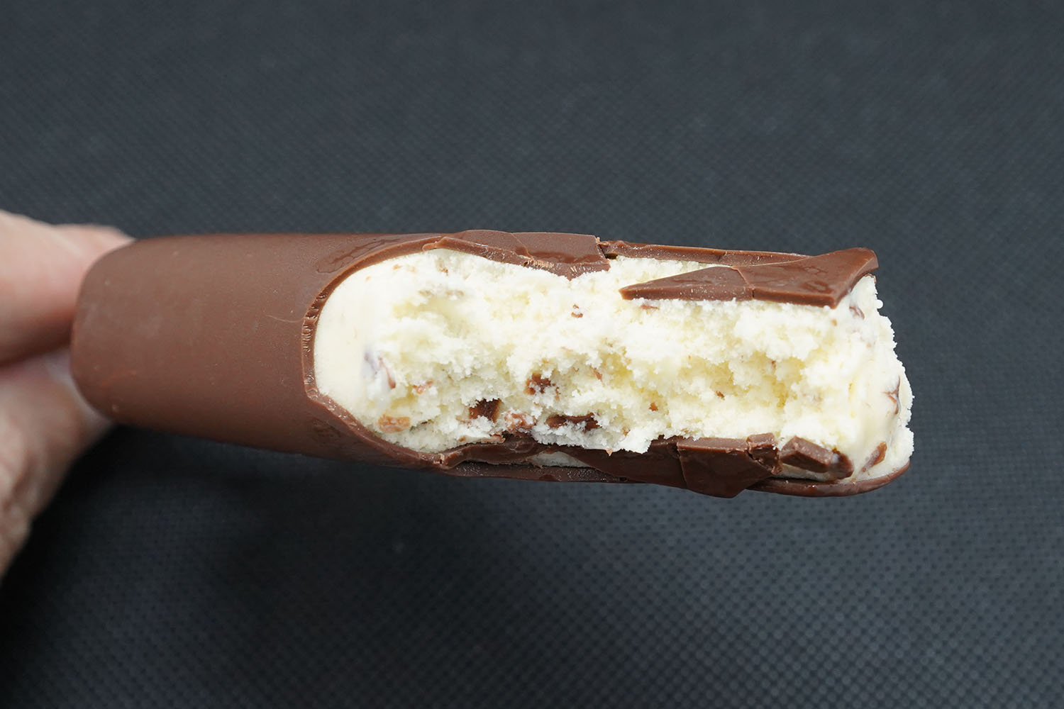 ZERO バニラ まろやかなコク、チョコチップ入り 試食シーン