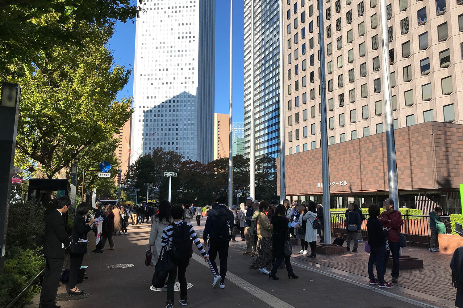 新宿センタービル前に集合するバスツアー参加者