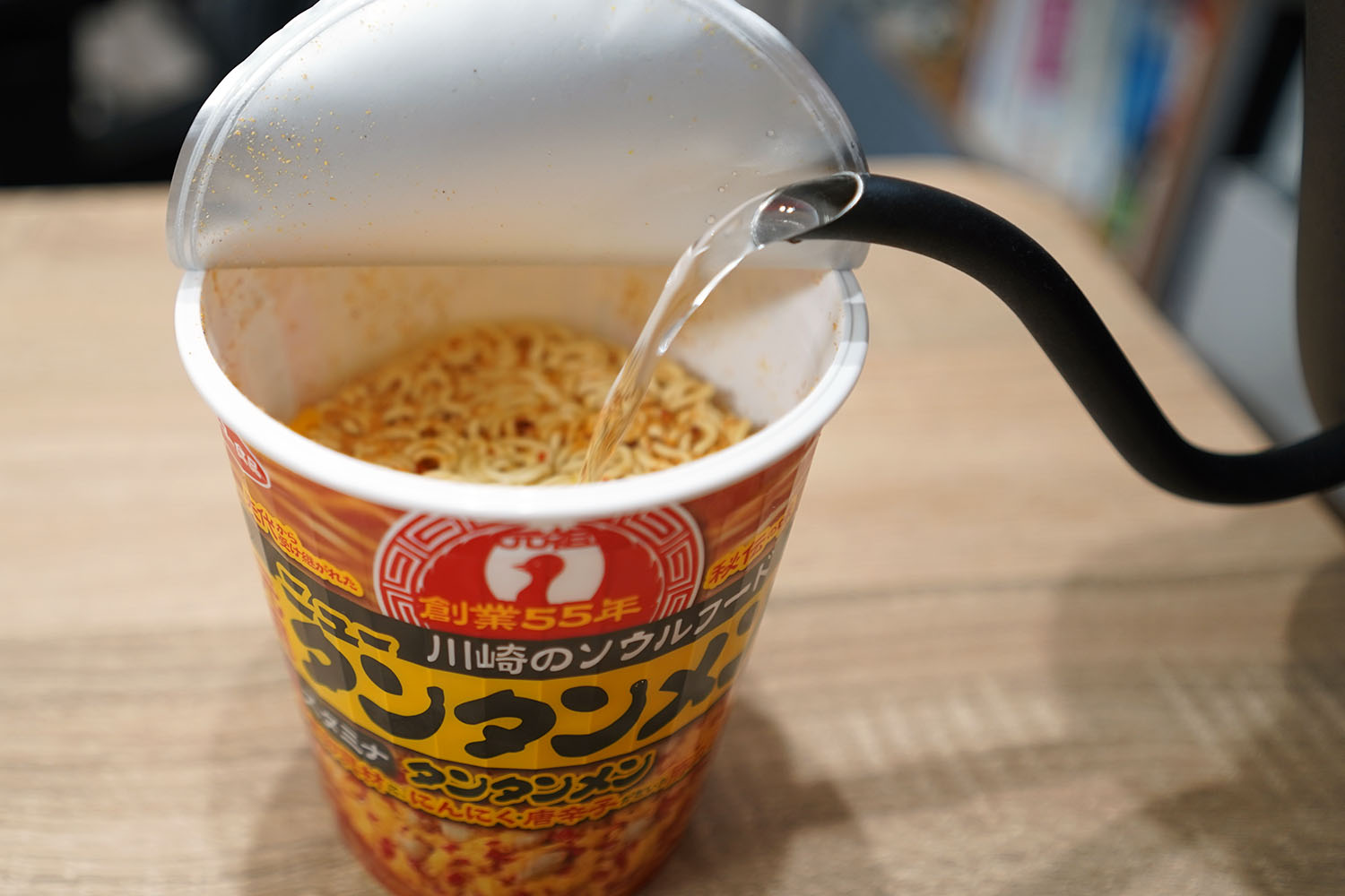 【元祖ニュータンタンメン本舗監修 タンタンメン】カップラーメン:お湯を注ぎます