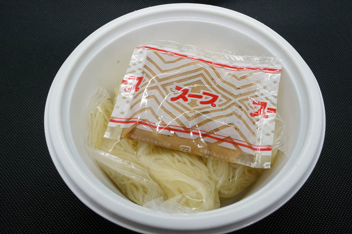 糖質0g麺 豚骨ラーメンスープ付き パッケージ開封
