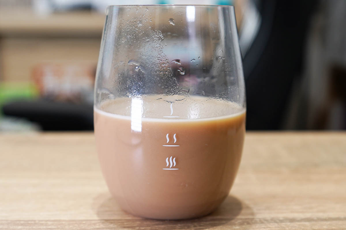 マイプロテインのImpactホエイプロテイン:コーヒーキャラメル味 シェイク後にグラスに移して飲みます