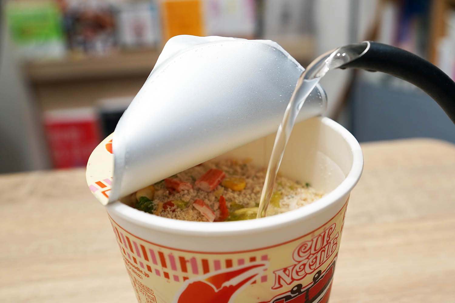 カップヌードル 濃厚カニクリーム味 ビッグ お湯を注ぎます