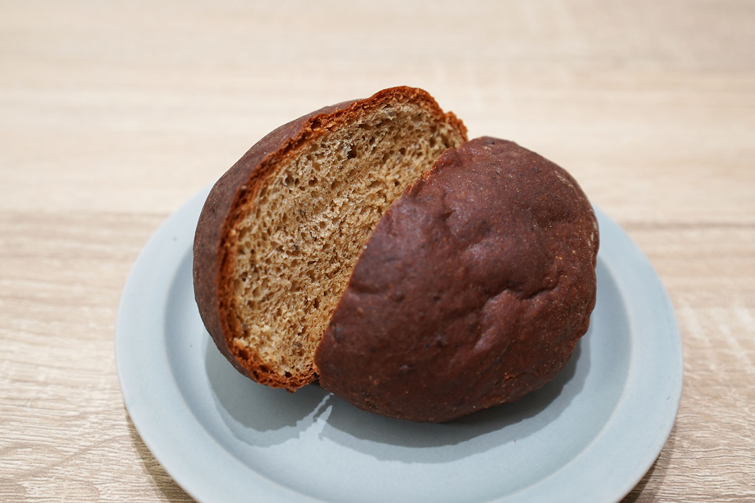 BASE BREAD:電子レンジ 500Wで約1分加熱、半分にカット