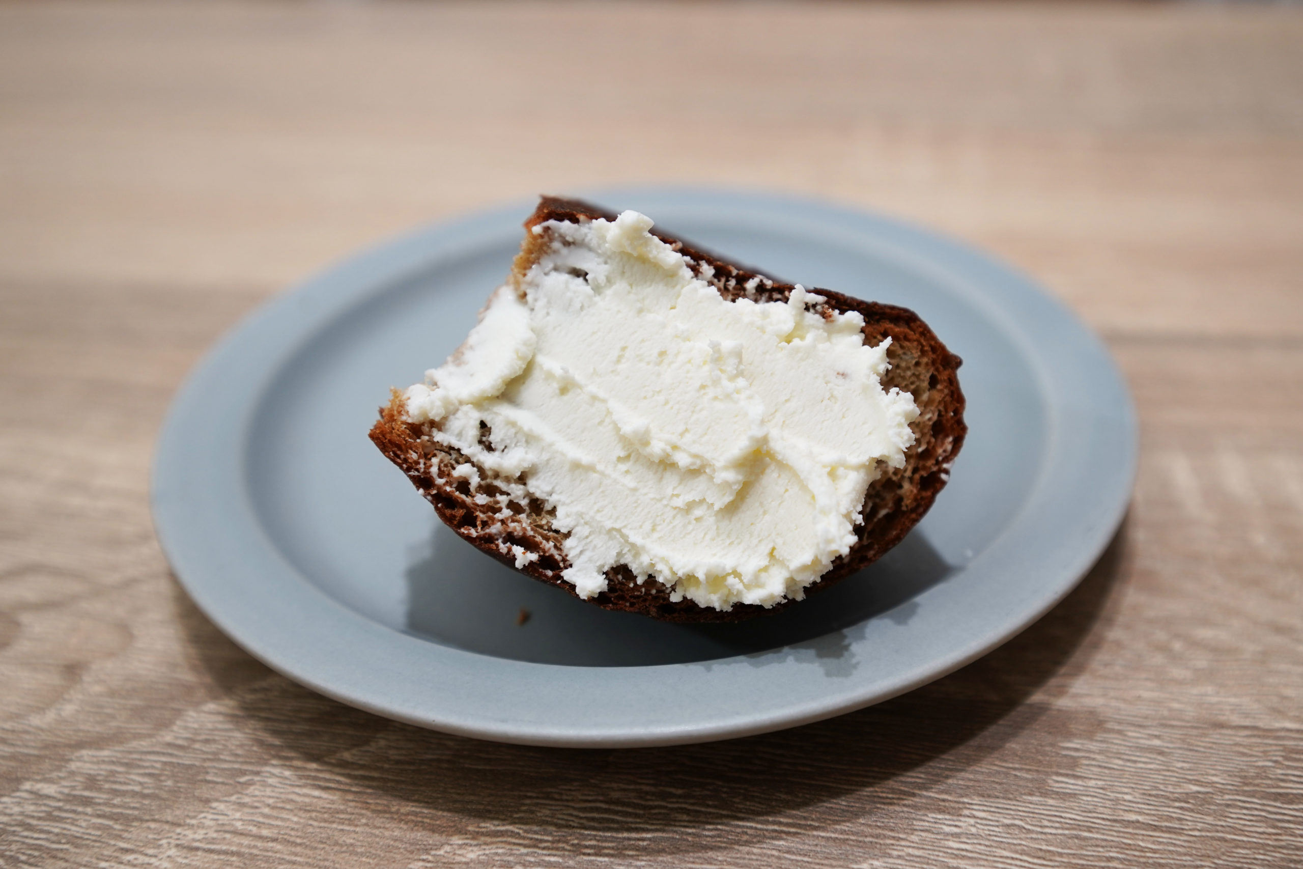BASE BREAD:フレッシュタイプのクリームチーズを塗ってみた