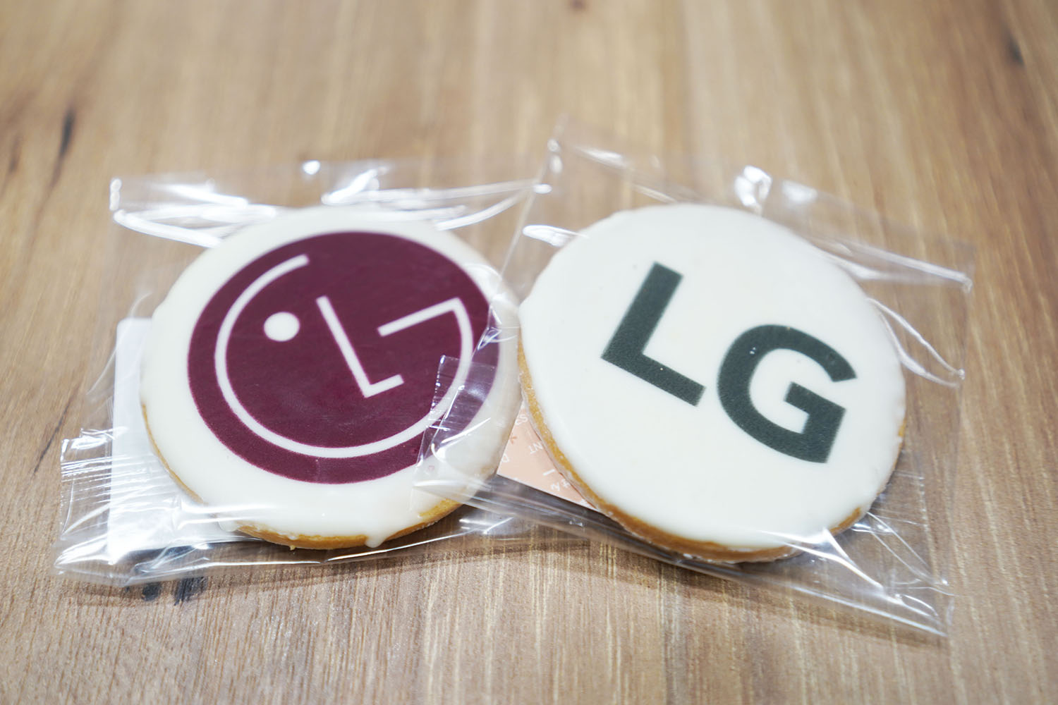 LG G8X ThinQ:お土産にいただいたLGマーク入りの焼き菓子