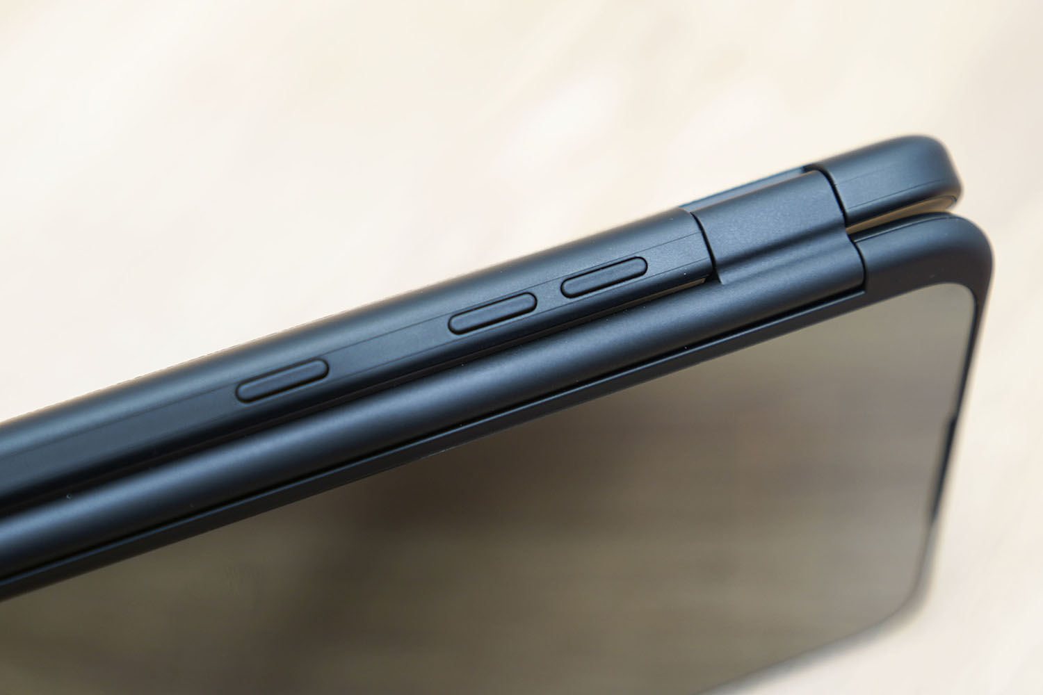 LG G8X ThinQ:ヒンジ部アップ