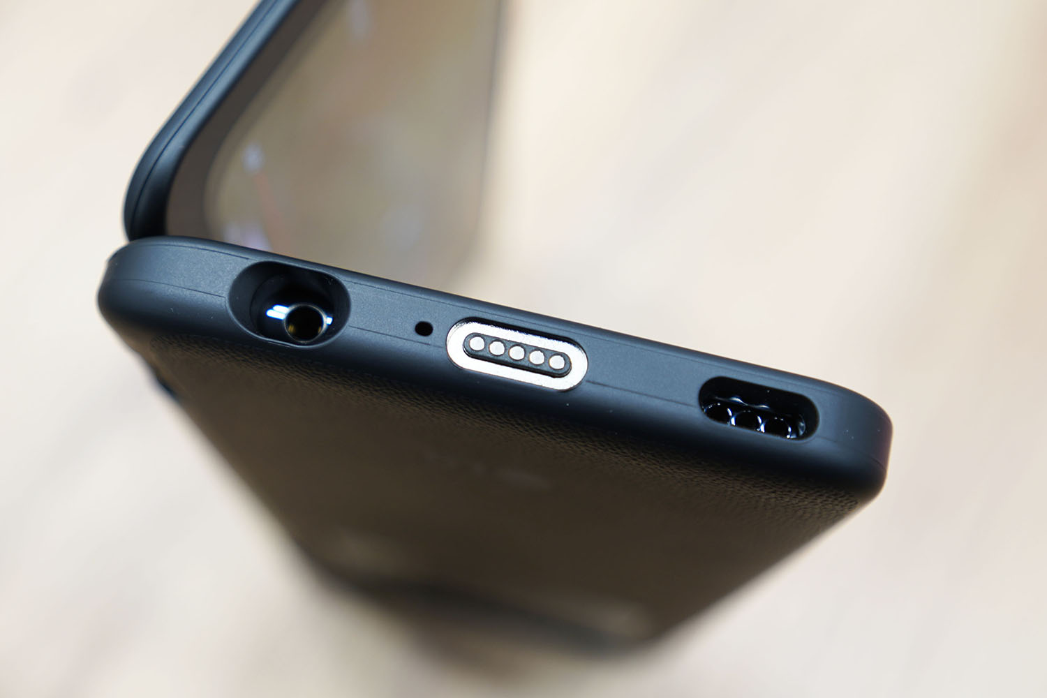 LG G8X ThinQ:ケースの外側には特殊な充電コネクタ。無線充電が吉