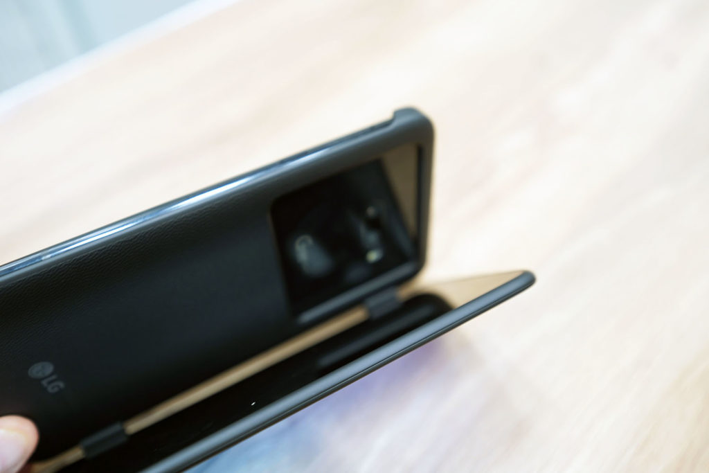 LG G8X ThinQ:液晶を外側に折るとアウトカメラが隠れるので…