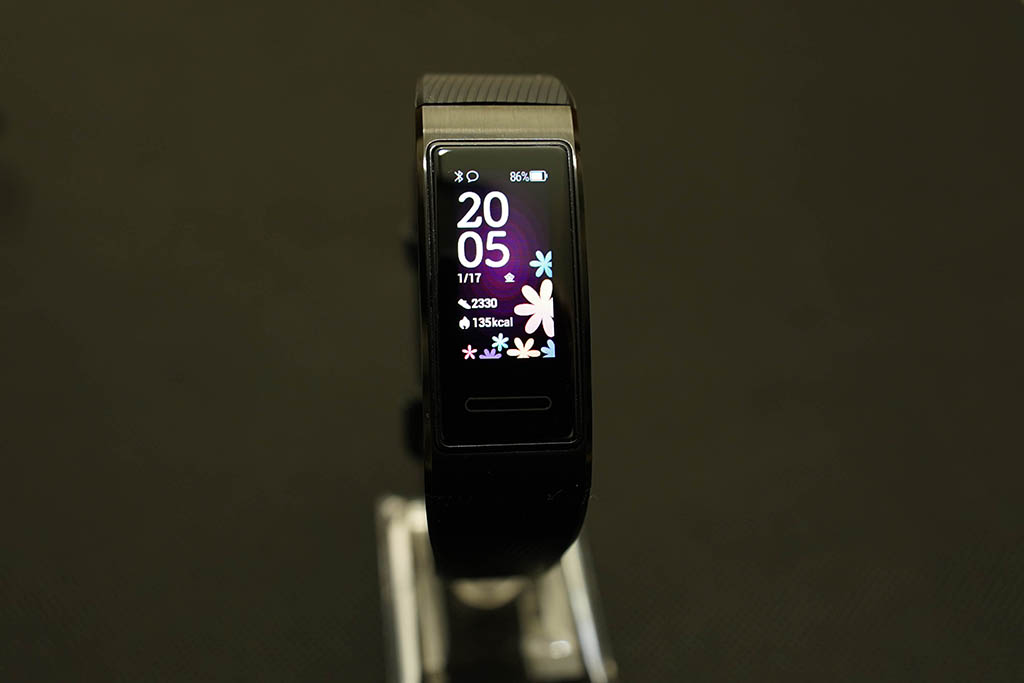 HUAWEI Band 4 Pro：本体とホーム画面