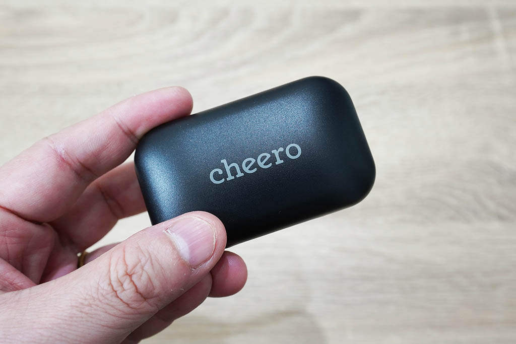 cheero Wireless Earphonesパッケージ：手に持ったところ