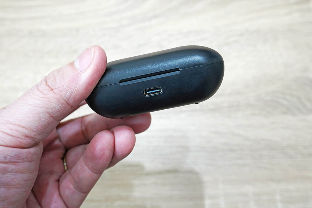 cheero Wireless Earphones充電ケースのUSB Type-Cコネクタ