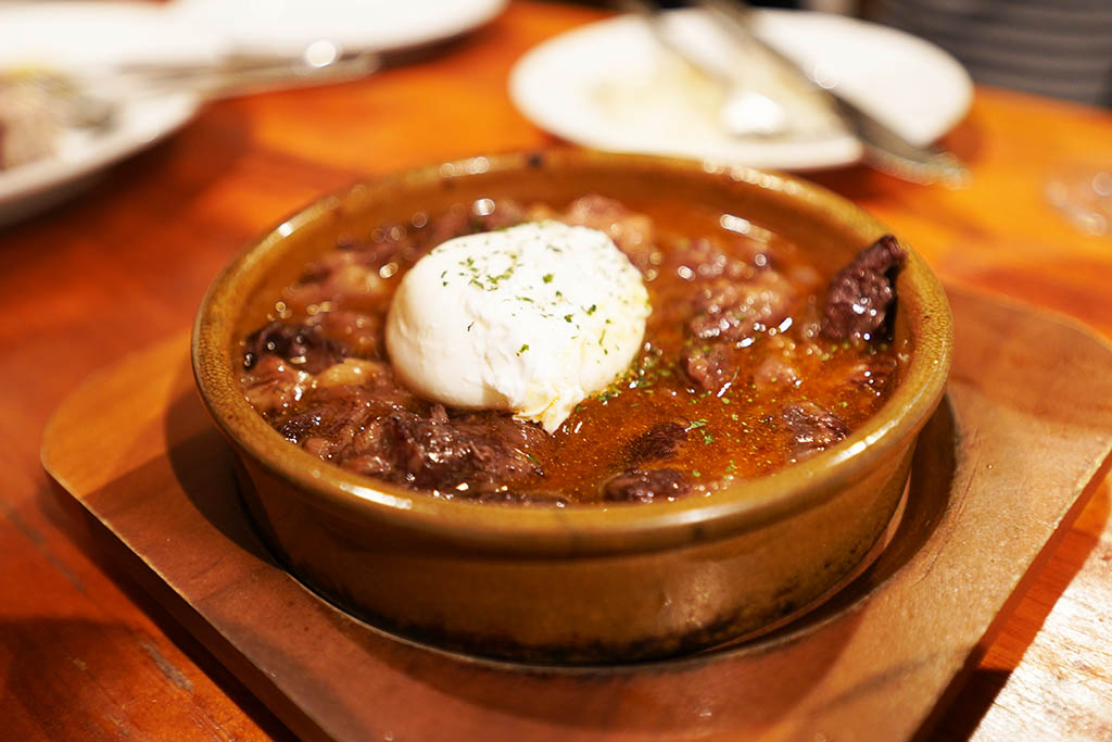 ビストロ・ヒュッテ:牛すじ肉の赤ワイン煮込み