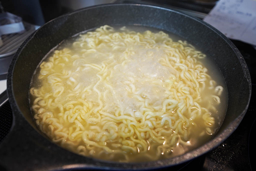 チャパゲティ・ノグリの麺とわかめを投入し茹でる