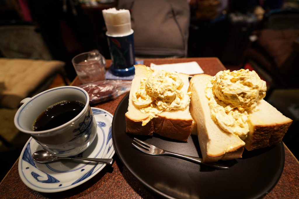 喫茶アメリカン店内:たまごサラダサンドとブレンドコーヒー