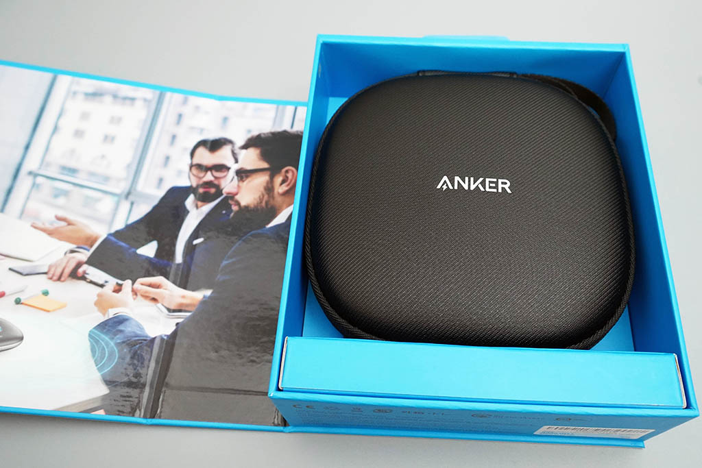 Anker PowerConf：トラベルポーチに入った本体