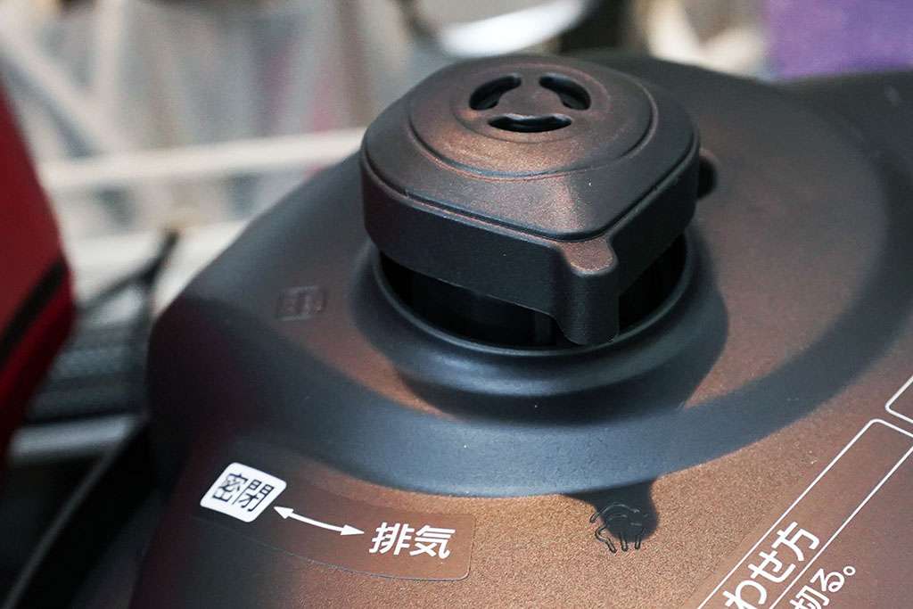 パナソニック電気調理鍋 SR-MP300:圧力重しアップ