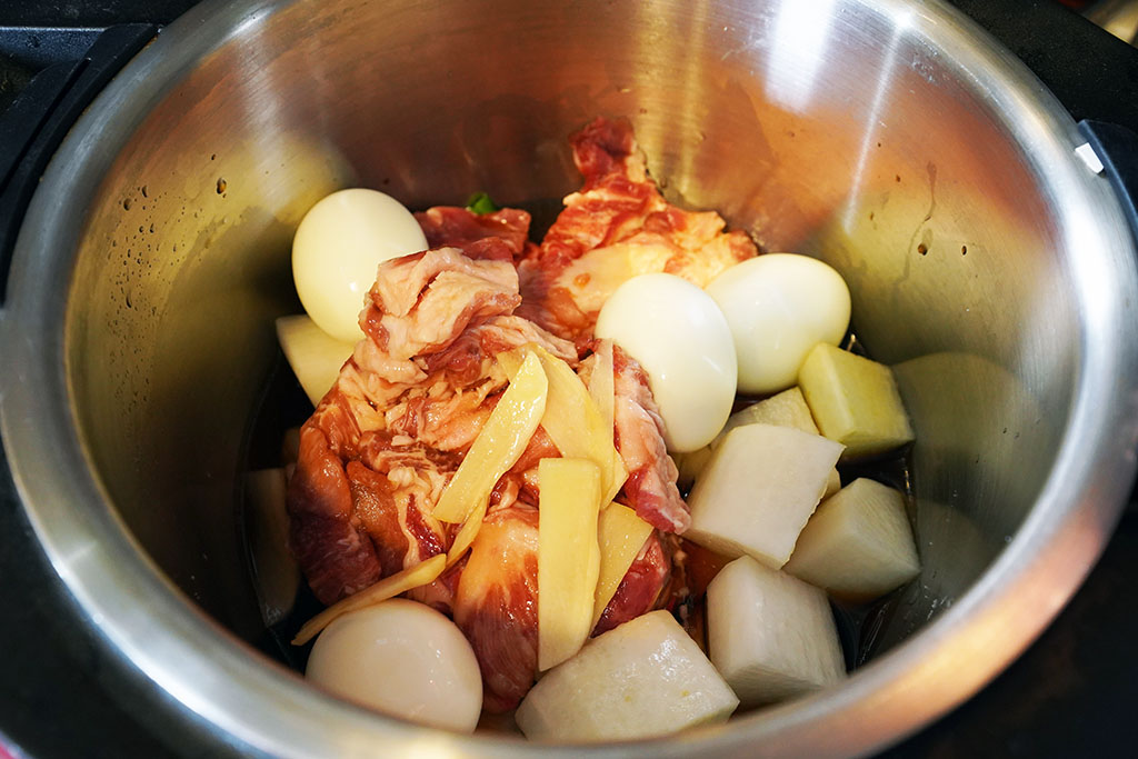 ホットクックに豚大根煮の材料を投入