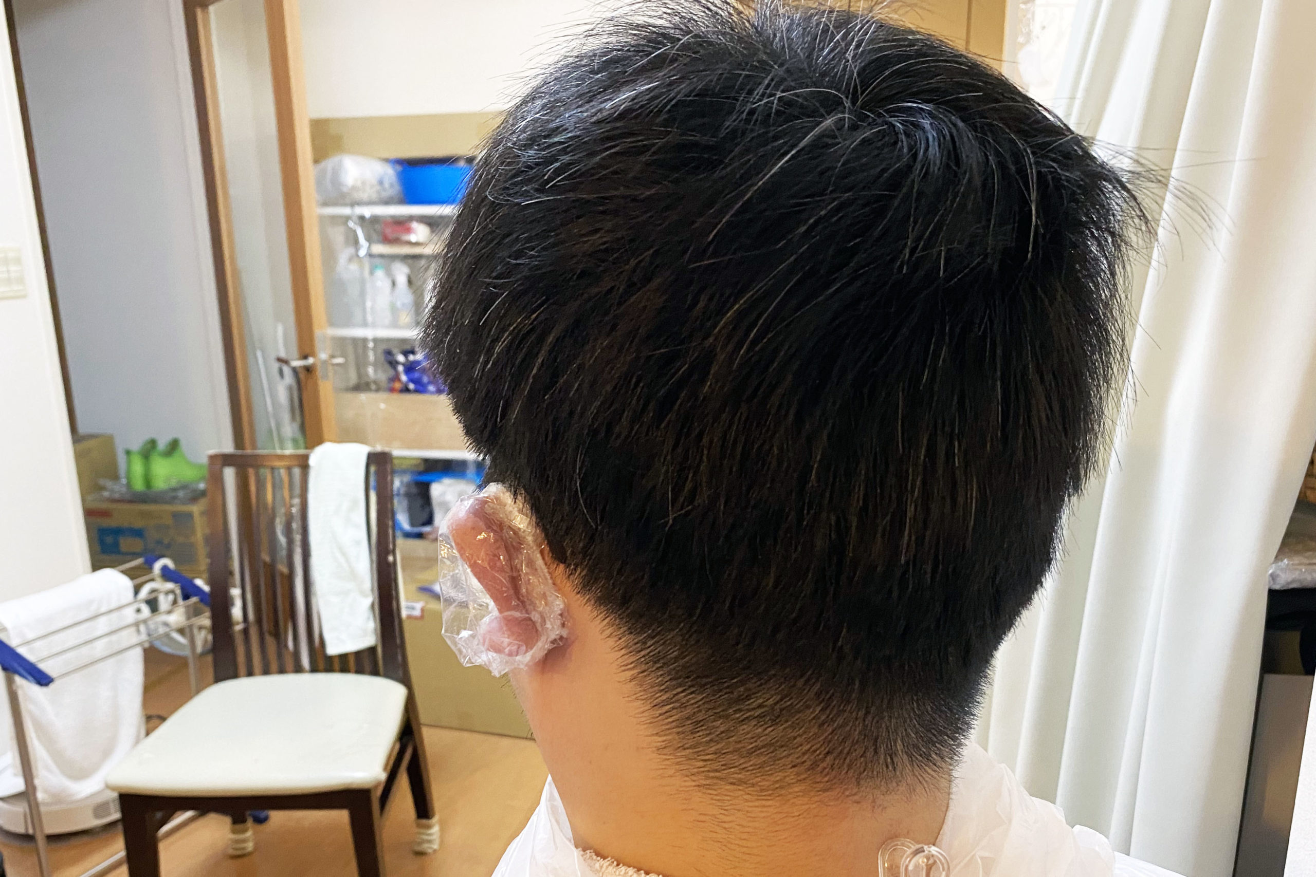 耳キャップをはめて白髪染め開始!