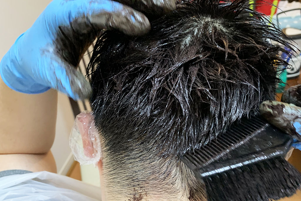 ヘアダイブラシで隅々まで塗り拡げます