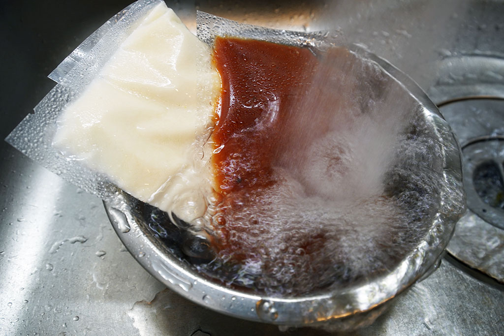 ヘルシオデリ：「海老とホタテのクリーム煮」と「トマトソースの煮込みハンバーグ」のソースを流水で解凍します