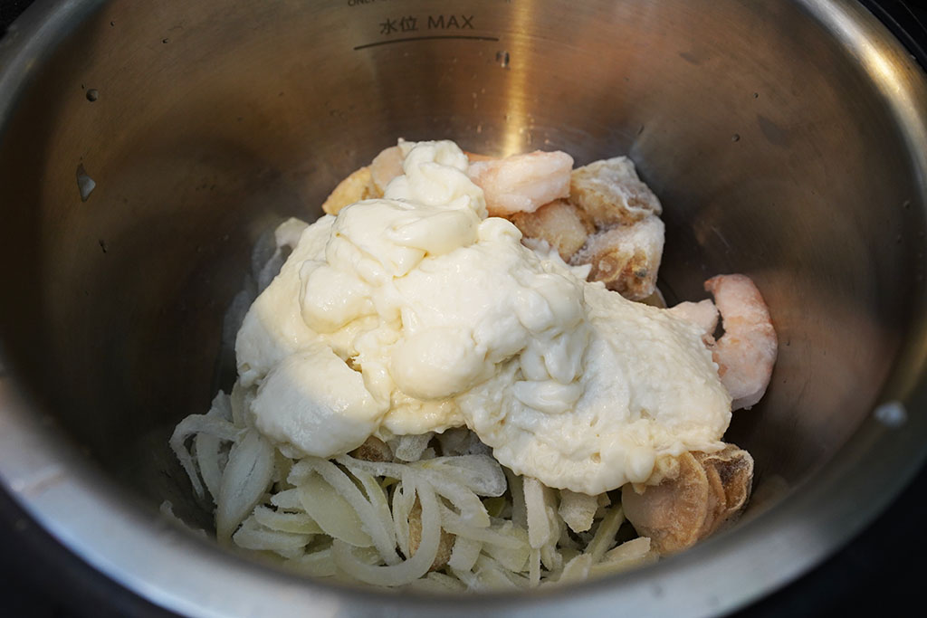 ヘルシオデリ：「海老とホタテのクリーム煮」の中身をホットクック内鍋にセット