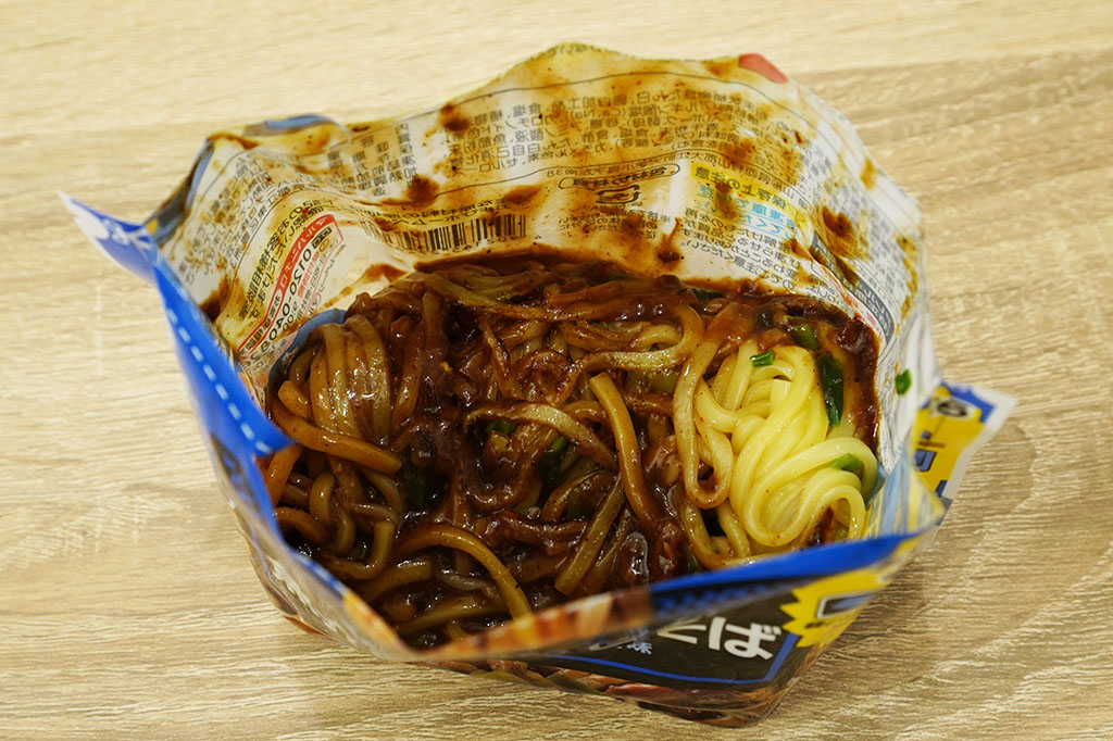マルハニチロ Wildish 「魚介豚骨まぜそば」チンした直後