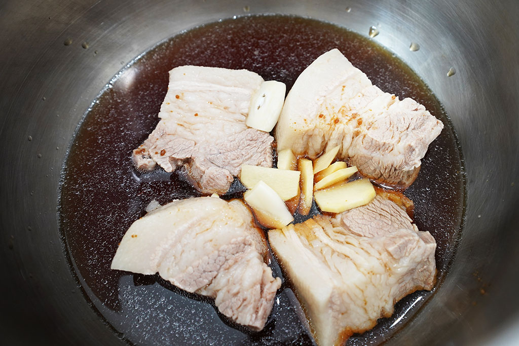 豚の角煮：下茹でがおわったら改めて食材をセットします