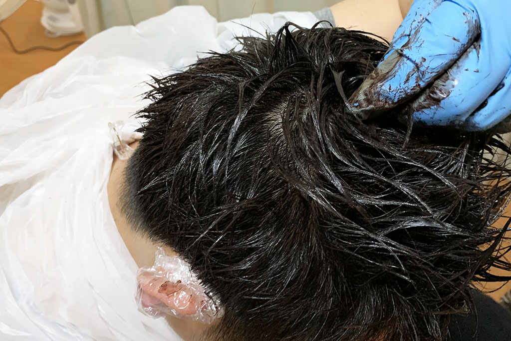 最後は両手の指を使って根本や生え際にもしっかり塗ります②