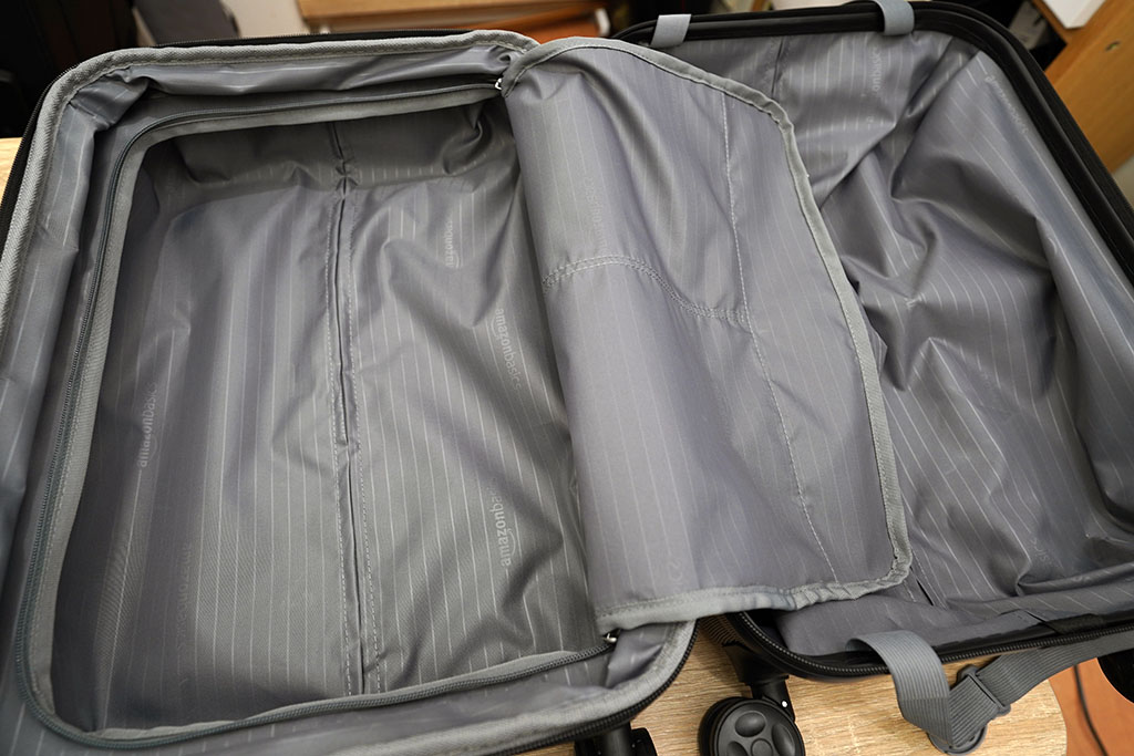 Amazonベーシック：スーツケース ハードタイプ ダブルキャスター付きをオープンしたところ