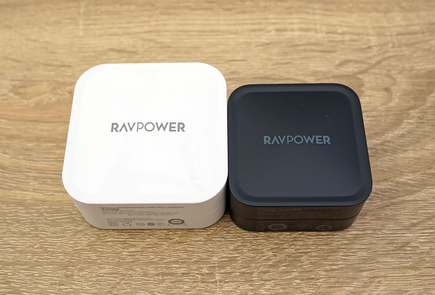 RAVPower RP-PC128（左）とRAVPower RP-PC133（右）を並べてみた