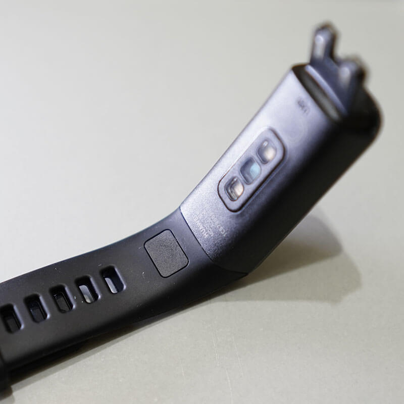 HUAWEI Band 4：バンド内蔵のUSB充電コネクタ