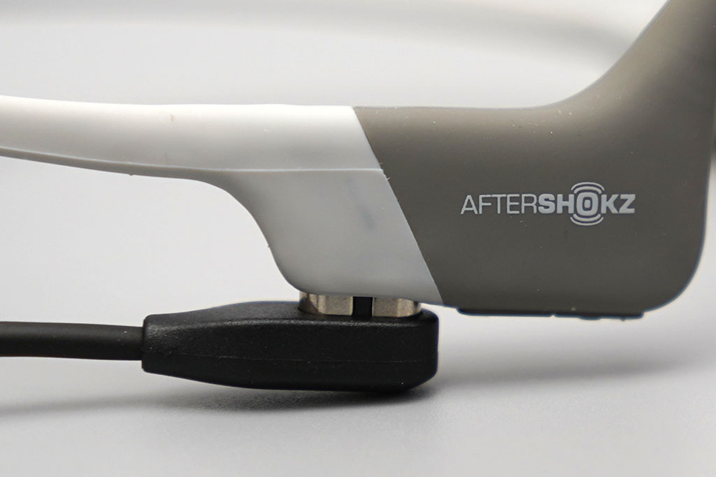 AfterShokz Aeropex：充電ケーブルを近づけるだけで、磁石の力でぴったり装着
