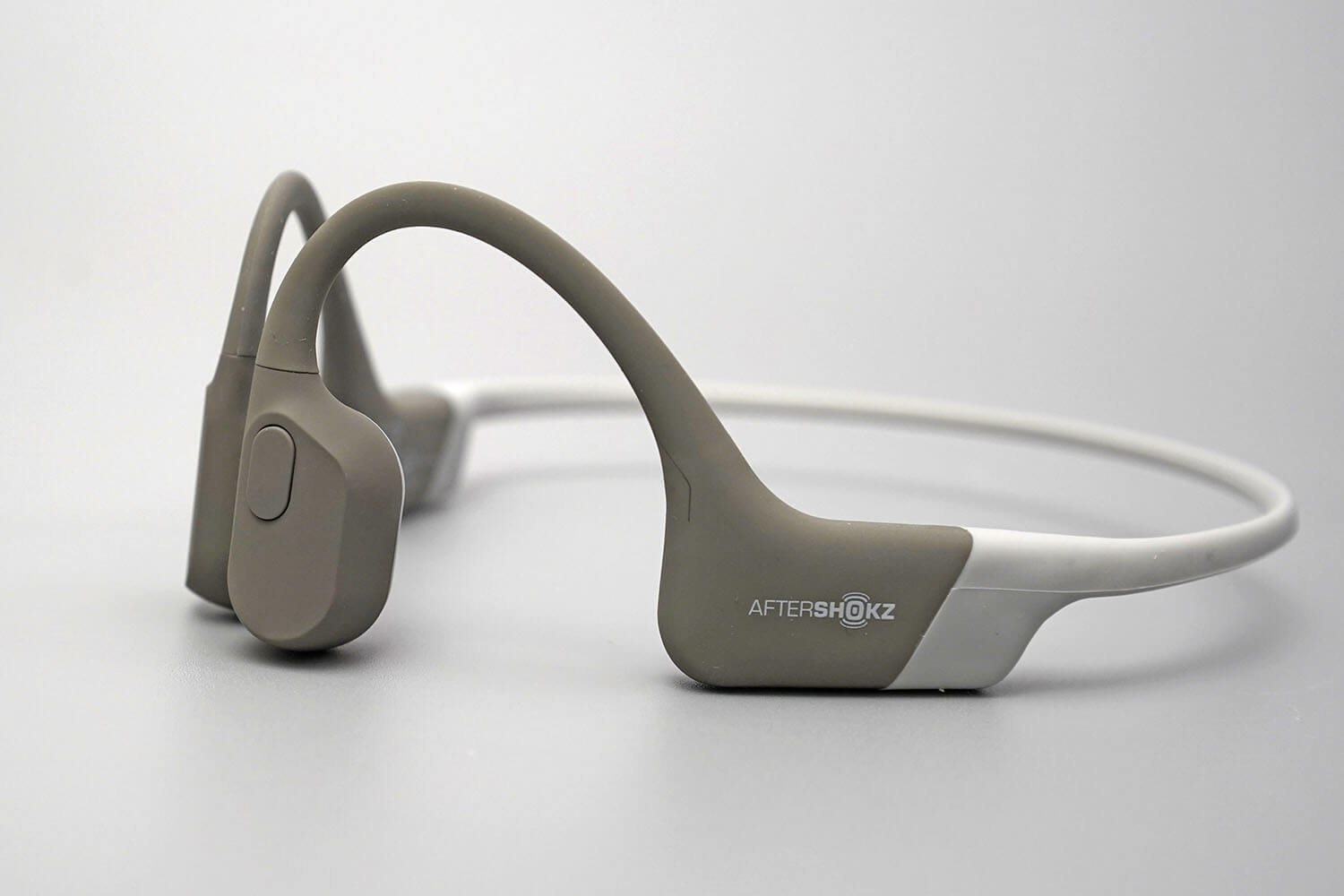 【AfterShokz Aeropex 骨伝導ワイヤレスヘッドホン】レビュー：音量で性格が変わる、開放感MAXの新体験イヤホン - デイブ