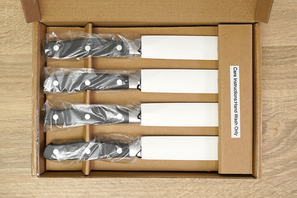 Amazonベーシック：プレミアム ステーキナイフ 8点セットパッケージを開けたところ