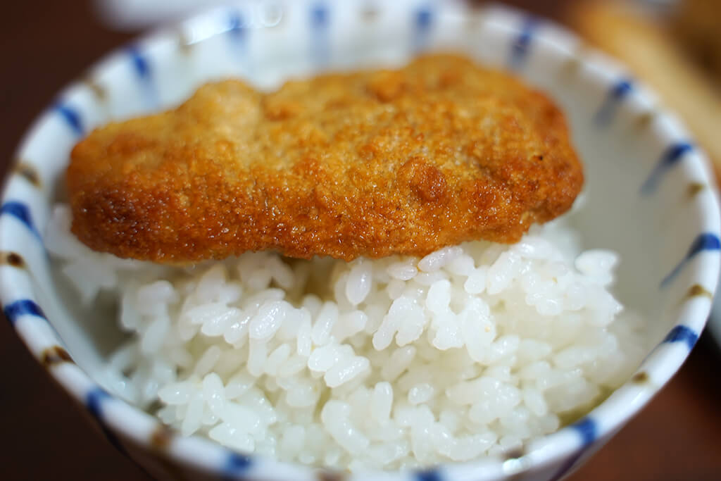 新潟 タレかつにソースを付けてご飯に載せたところ