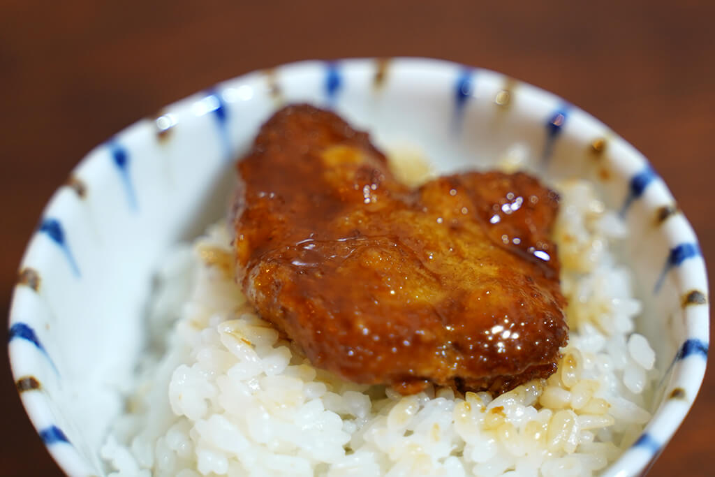 会津 ソースカツのソースを付けてご飯に載せたところ