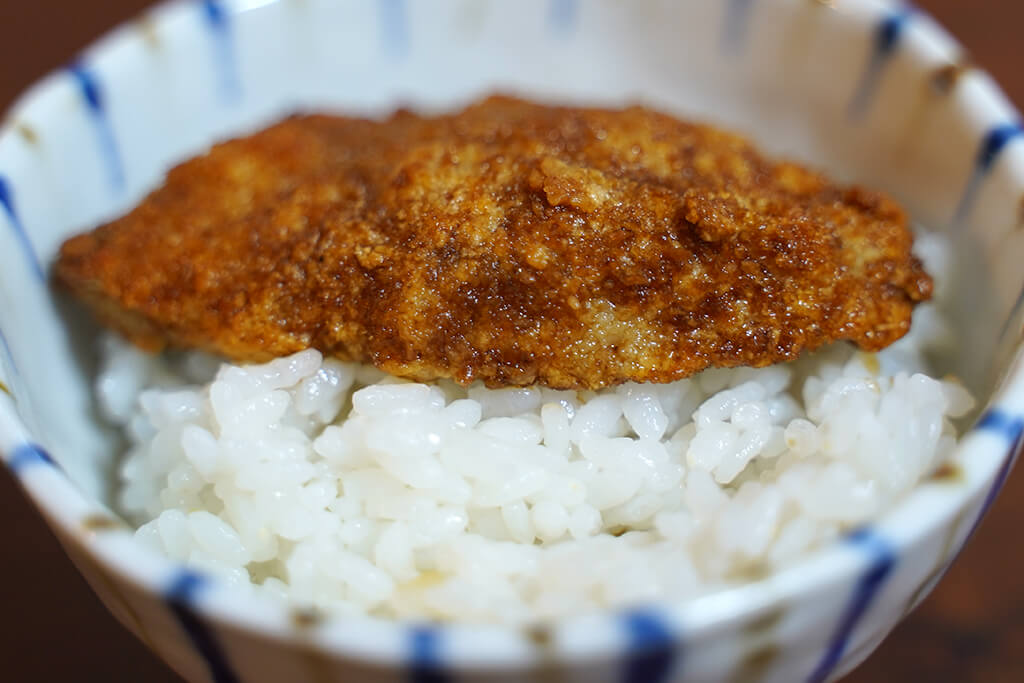 福井 ソースカツのソースを付けてご飯に載せたところ