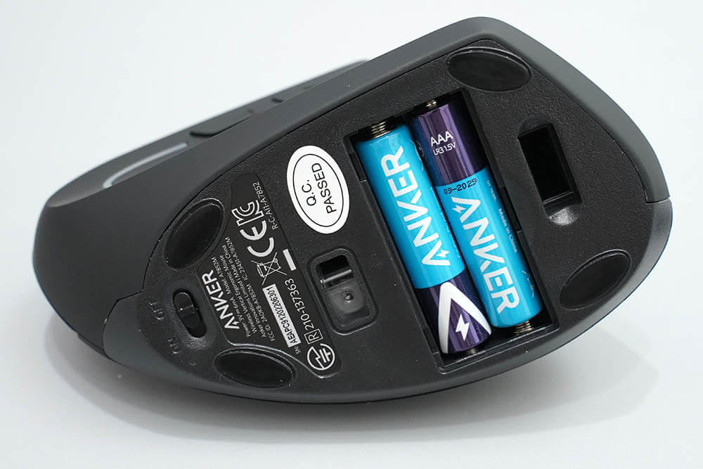 Ankerワイヤレスマウスは単4乾電池2本で動作します