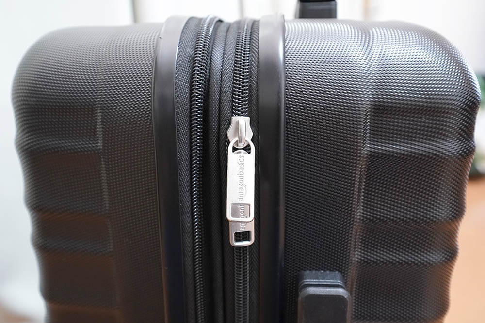 Amazonベーシック スーツケース ハードタイプ：引手がぶらぶらして邪魔