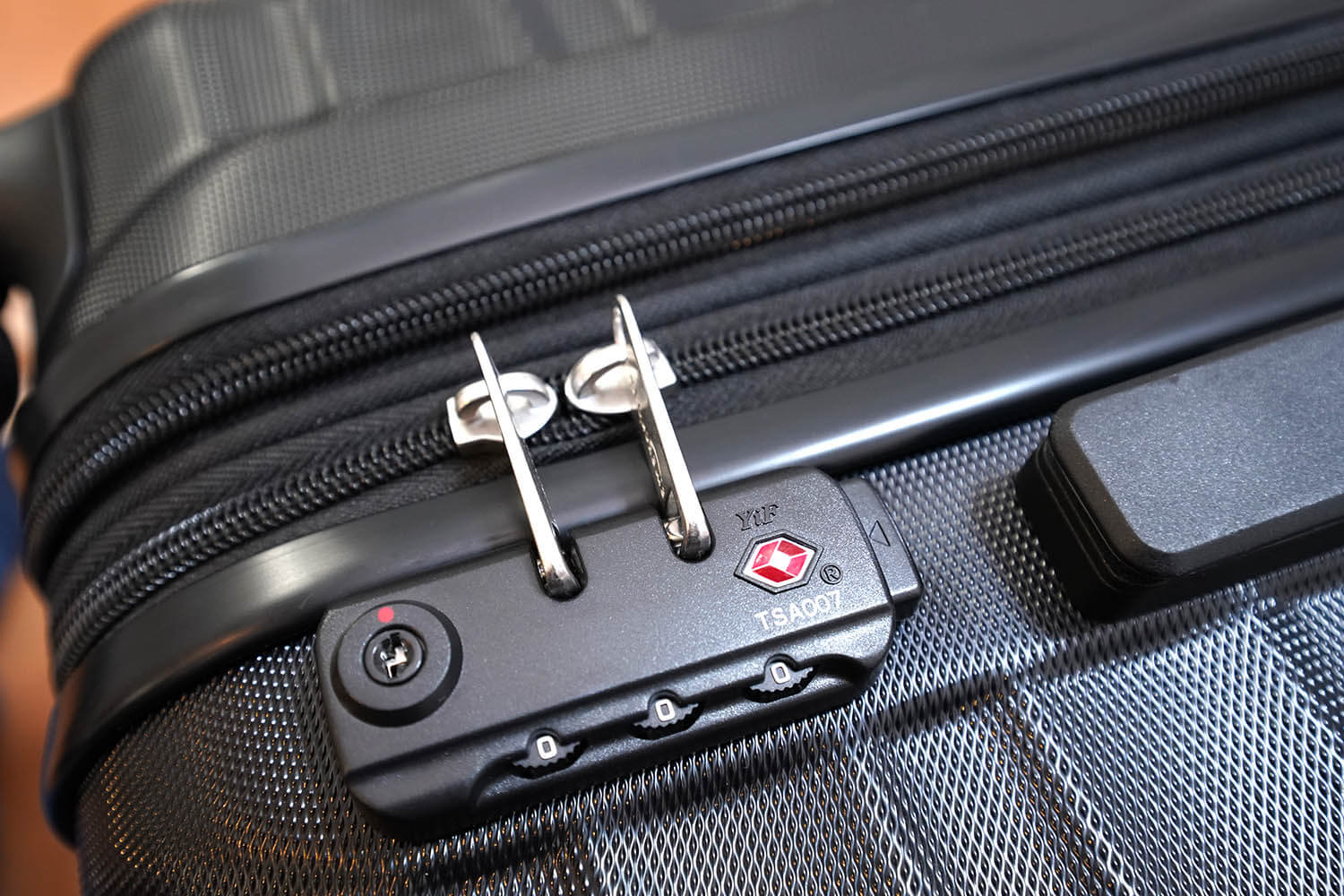 Amazonベーシック スーツケース ハードタイプ：TSAロック装着後